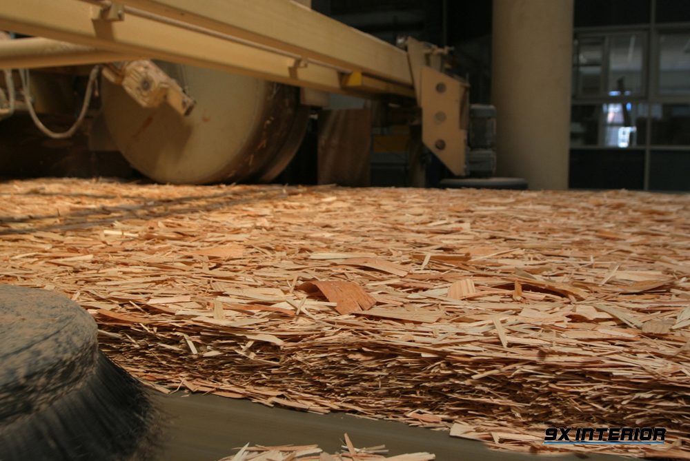 Các dăm gỗ được nghiền nhỏ trước khi ép thành khuôn ván