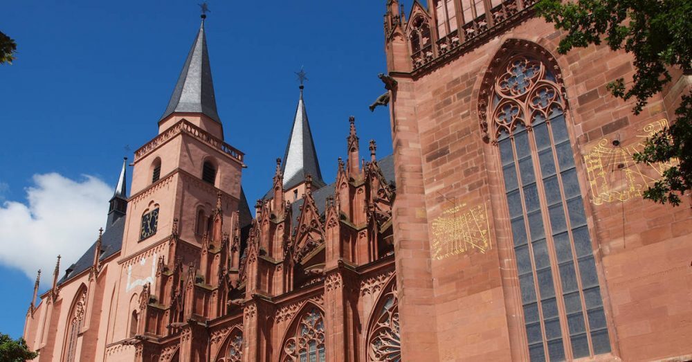 Mái vòm và đầu nhọn là những đặc trưng cơ bản trong kiến trúc Gothic
