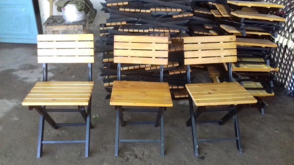 Ghế ngồi làm từ gỗ thông ghép thanh