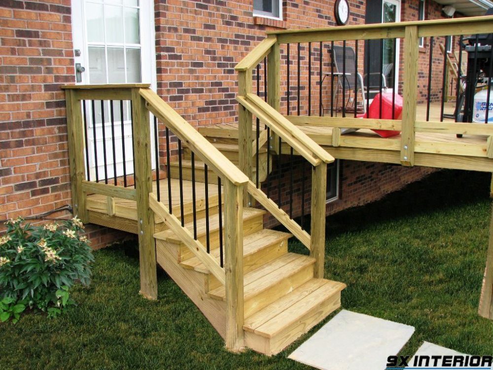Đối với cầu thang ngoài trời, các gia đình nên chọn những chất liệu bền và chịu được những tác động ngoại cảnh