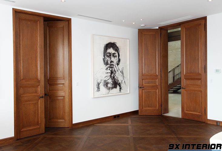 Với hạng mục cửa gỗ trong nhà, bạn có thể sử dụng mẫu cửa hai cánh phong cách đơn giản, truyền thống này