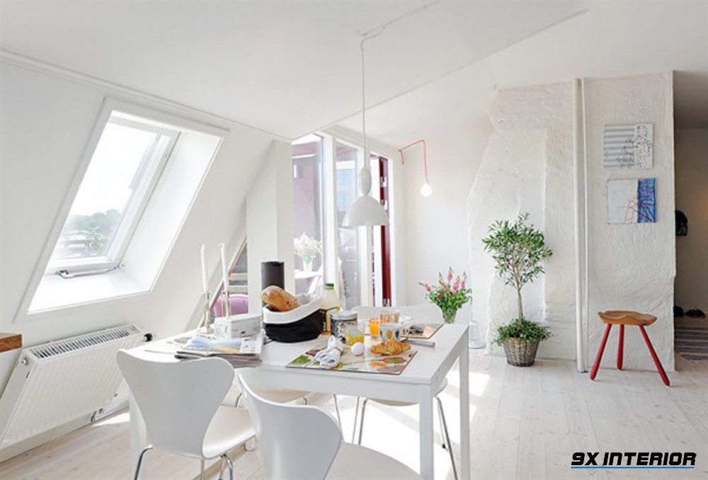 Bàn ăn sử dụng màu trắng khiến không gian bừng sáng, trong mẫu thiết kế nội thất nhà 30m2 này.