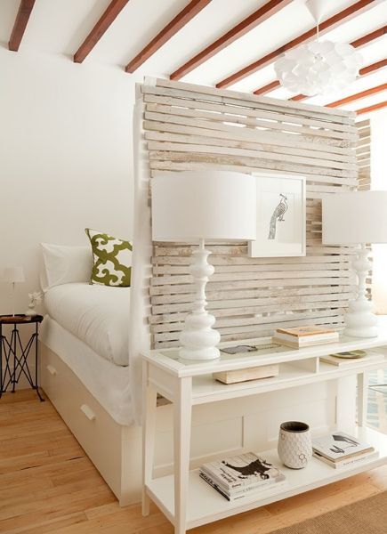 Một sáng tạo nữa đến từ gỗ ghép thanh được phủ sơn trắng ấn tượng dành cho phòng ngủ